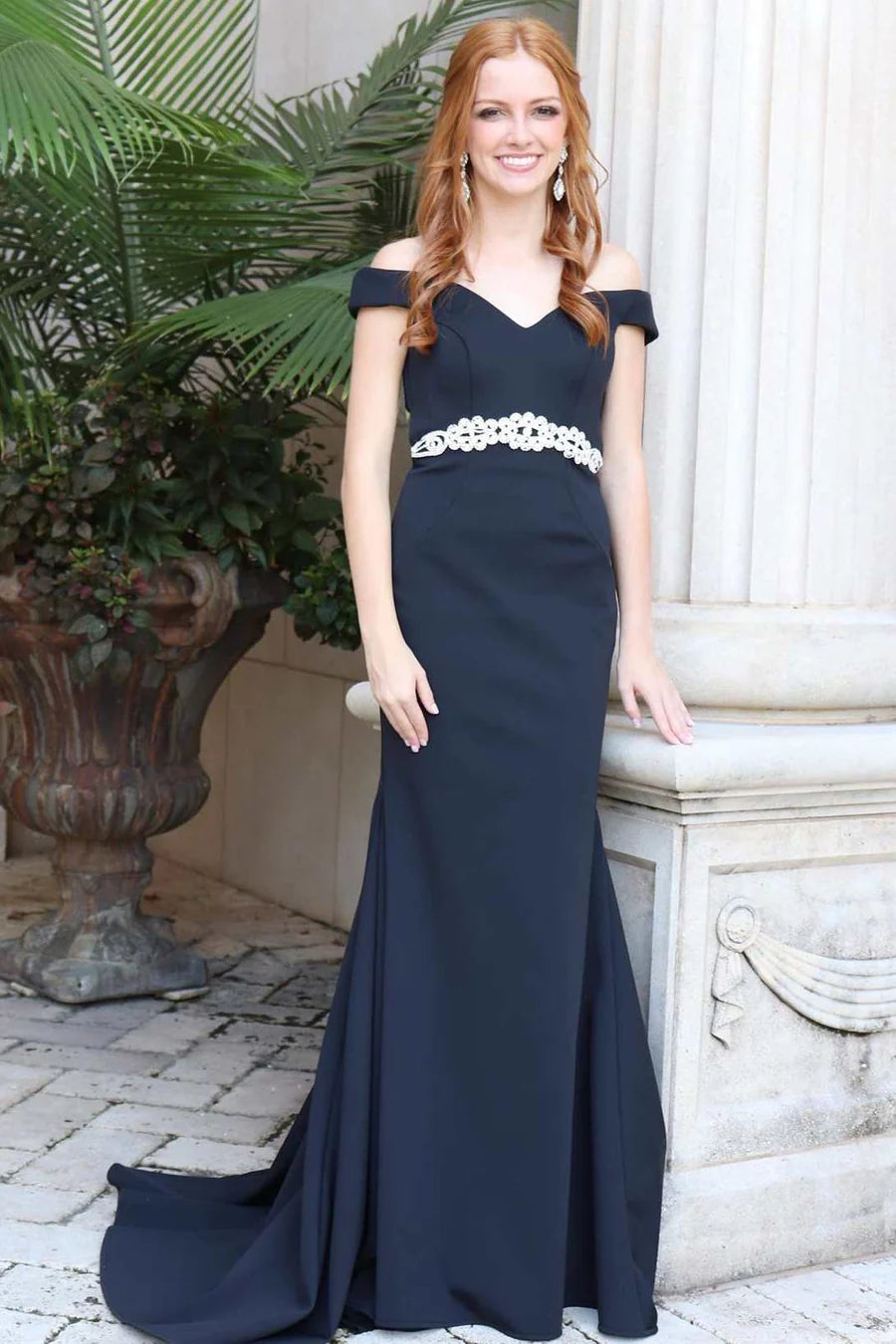 Vestido de fiesta de sirena con hombros descubiertos y espalda cruzada
